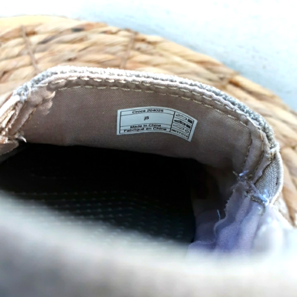EUC CHILDREN'S CROCS - Picture 8 of 9